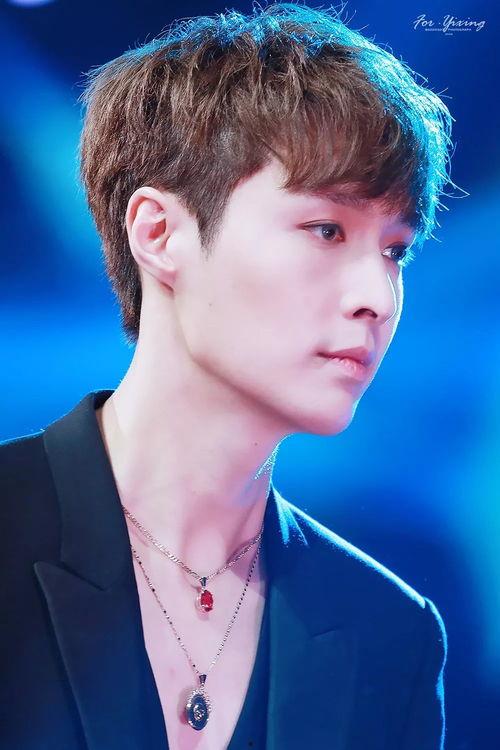 张艺兴的照片.,光影交织下的青春偶像