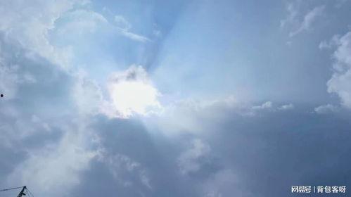 阳光下的父背景,温暖岁月里的守护者